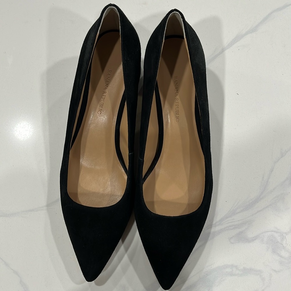 Black suede Banana Republic pumps size 8